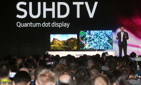 조 스틴지아노 삼성전자 미국법인 전무가 5일(현지시간) 미국 라스베이거스 만달레이베이 호텔에서 열린 '삼성전자 프레스 콘퍼런스'에서 퀀텀닷 디스플레이 SUHD TV에 대해 설명하고 있다.